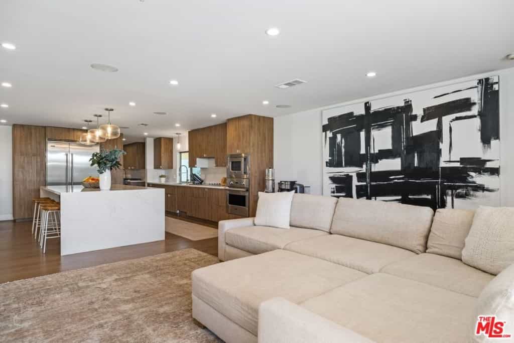 Condominium in Los Angeles, California 11007502