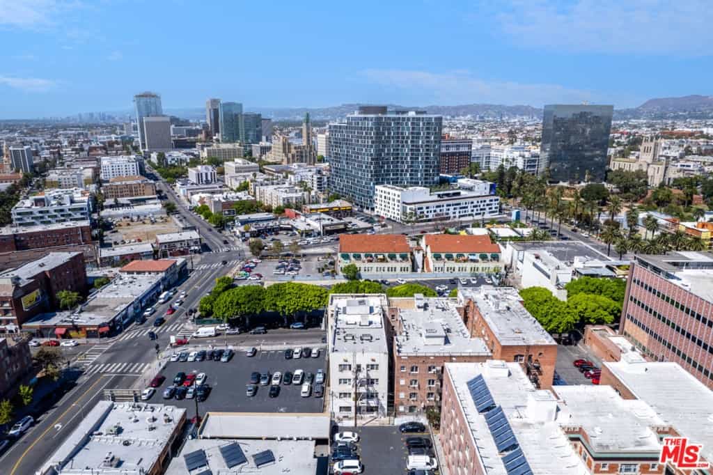 Condominium in Los Angeles, California 11007518