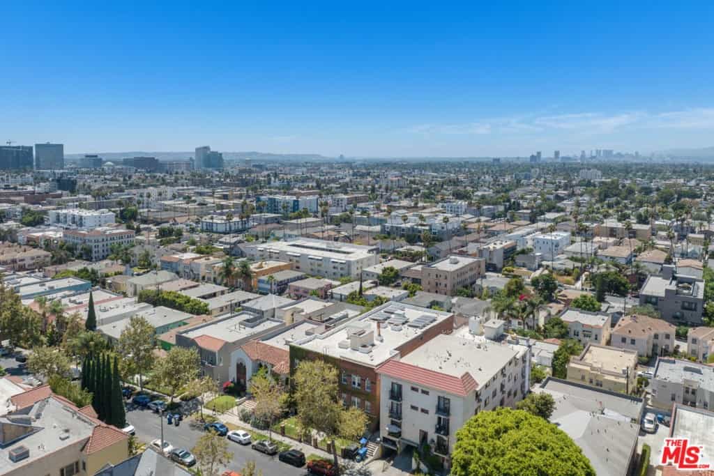 Condominium in Los Angeles, California 11007627