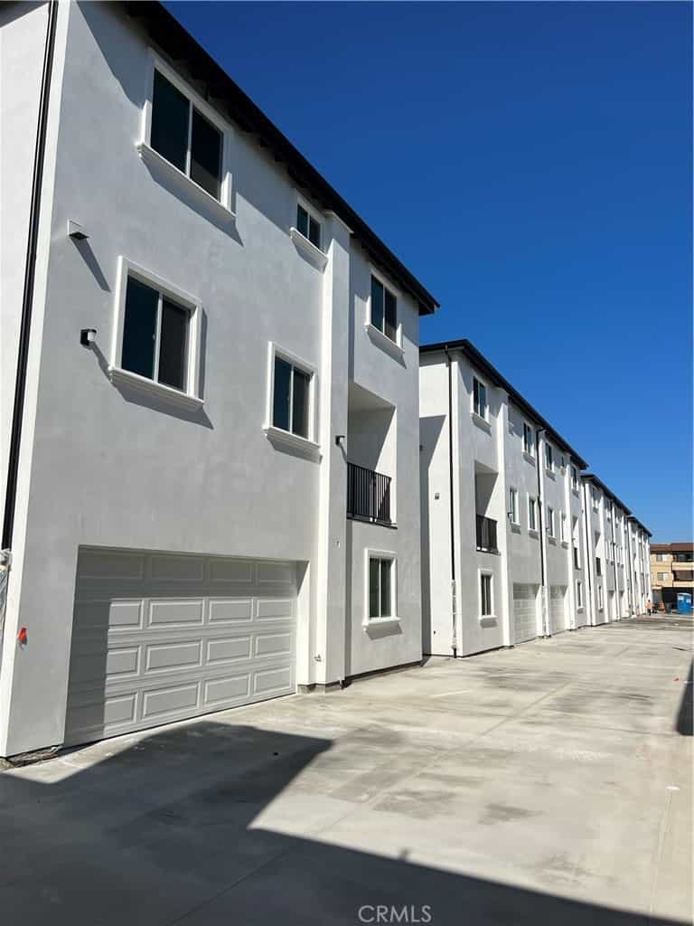 Condominium in Hawthorne, California 11007725