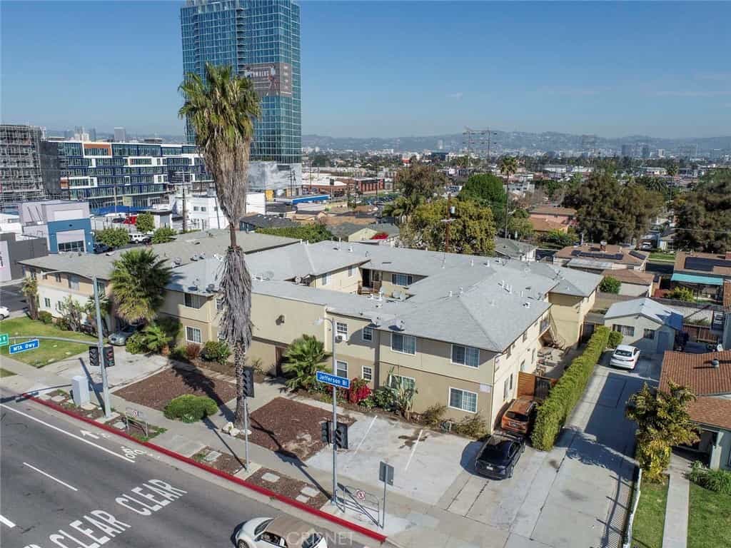 Condominium in Los Angeles, California 11007860