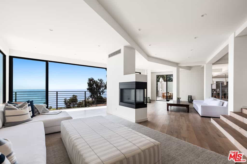 Condominium in Malibu Beach, California 11007906