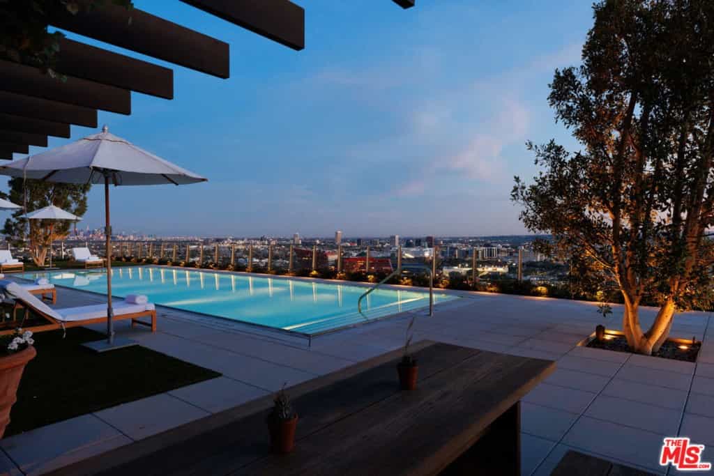 Condominium in West Hollywood, California 11008046