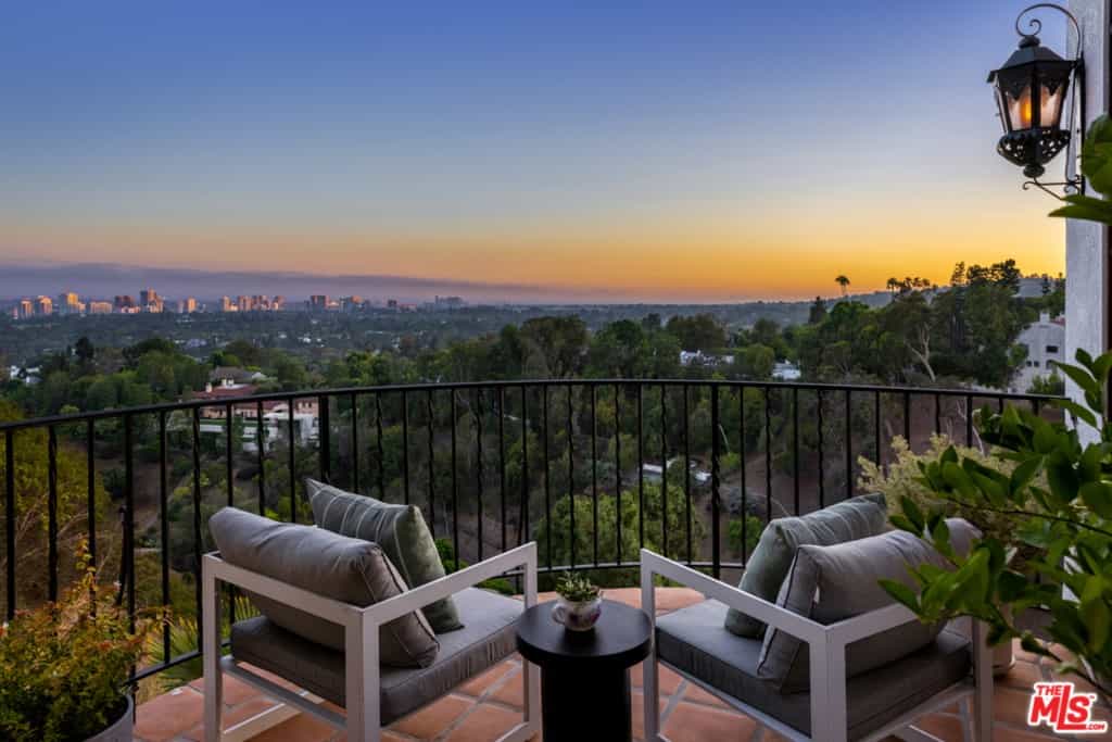 Condominium in Beverly Hills, California 11008123