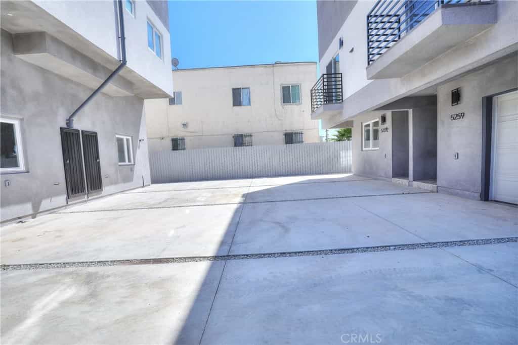 Condominium in Los Angeles, California 11008276