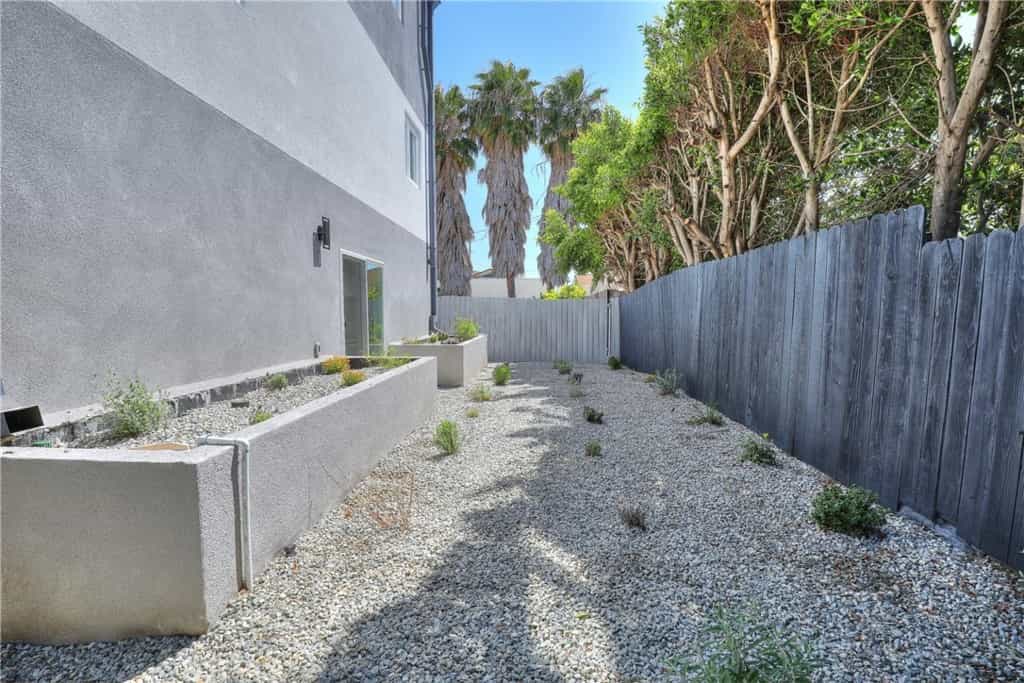 Condominium in Los Angeles, California 11008276