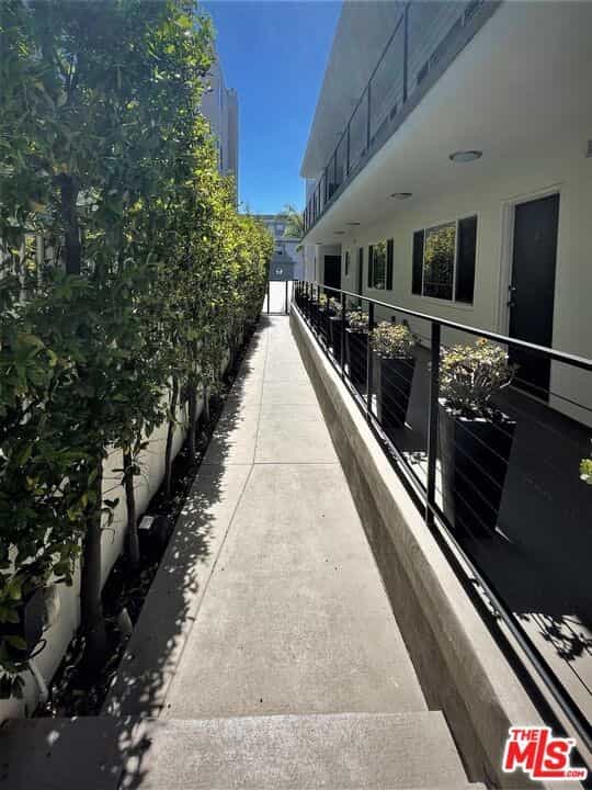 Condominium in Los Angeles, California 11008393