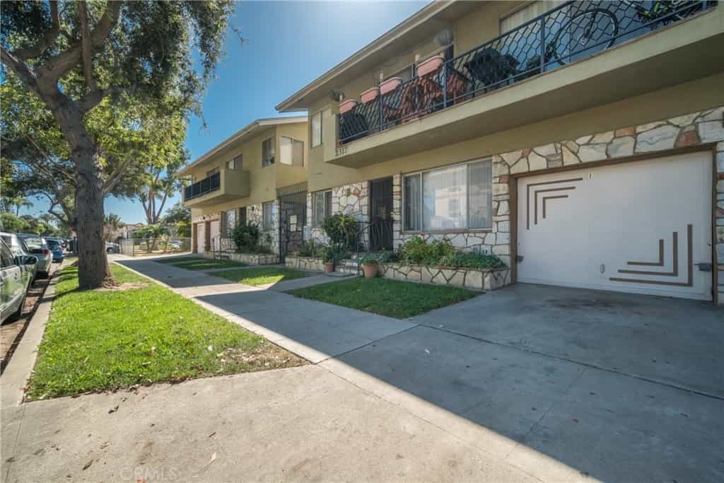 Condominium in Long Beach, California 11008415