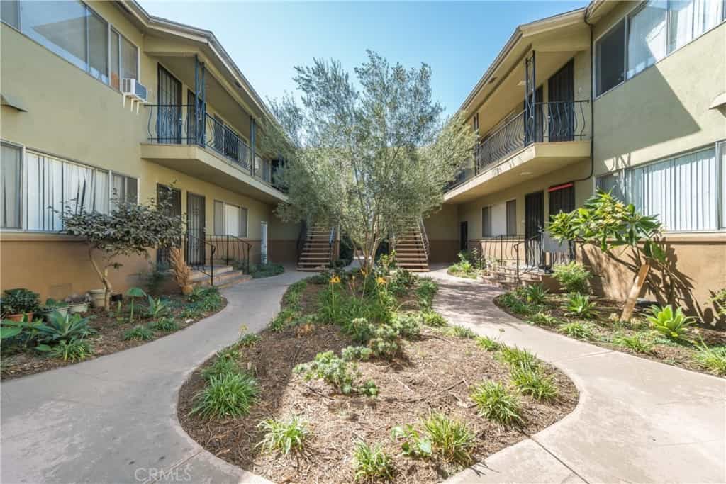 Condominium in Long Beach, California 11008415