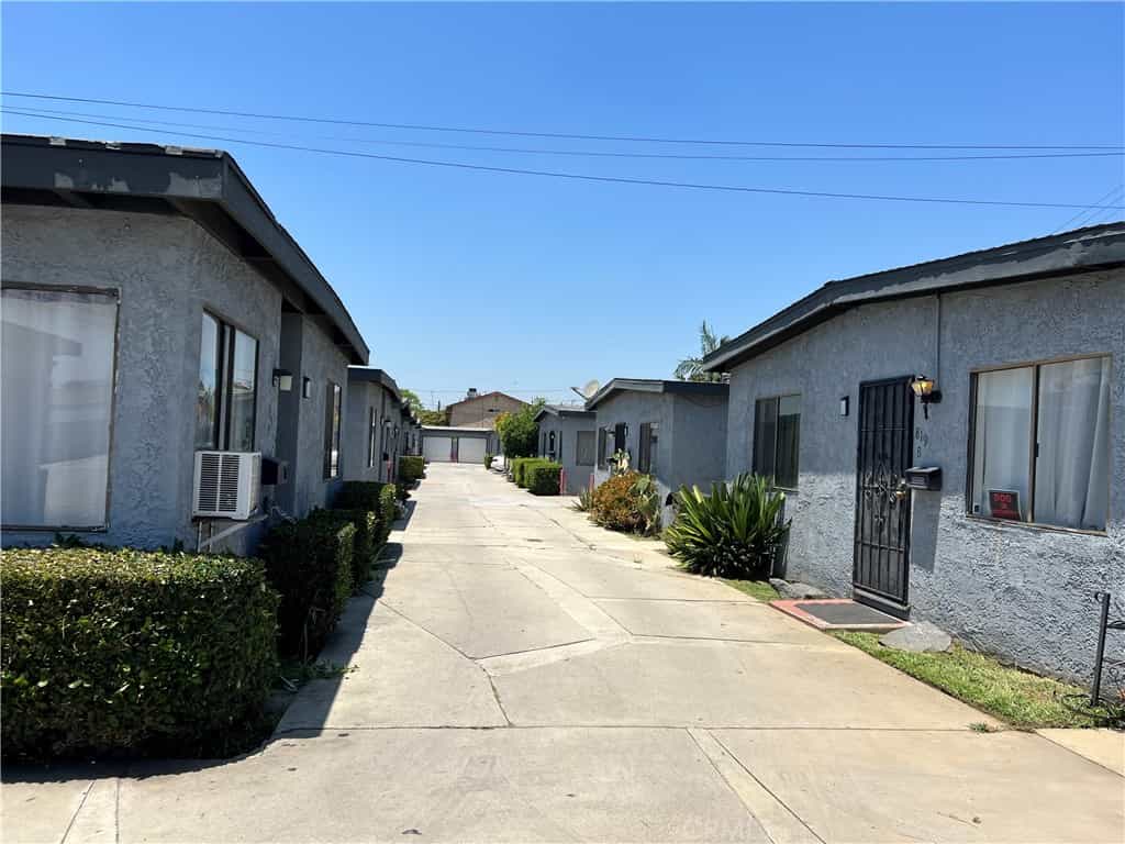 Condominium in Montebello, California 11008429