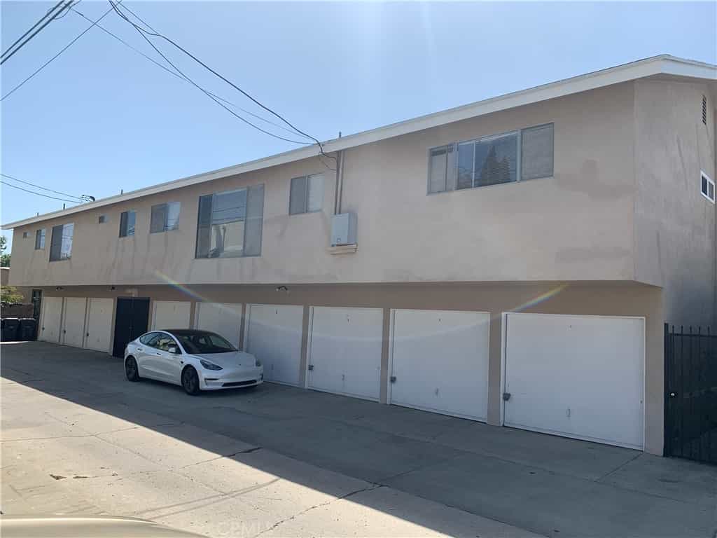 Condominium in Long Beach, California 11008505