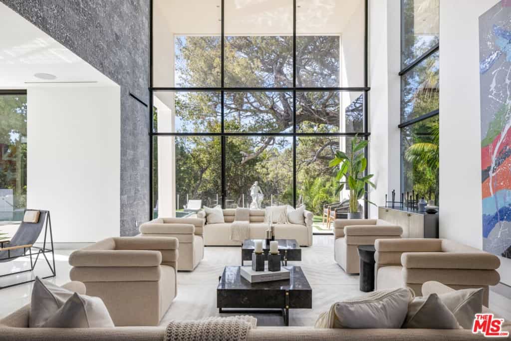 Condominium in Beverly Hills, California 11008552