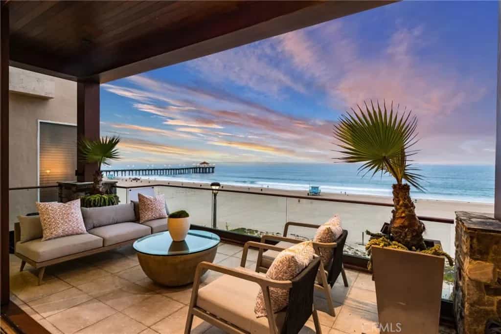 Condominium in Manhattan Beach, California 11008608