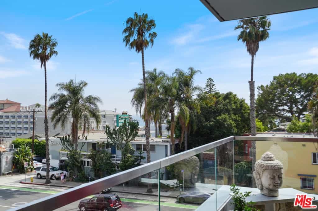 Condominium in Santa Monica, California 11008665