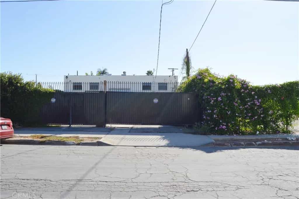 Condominium in Compton, California 11008758