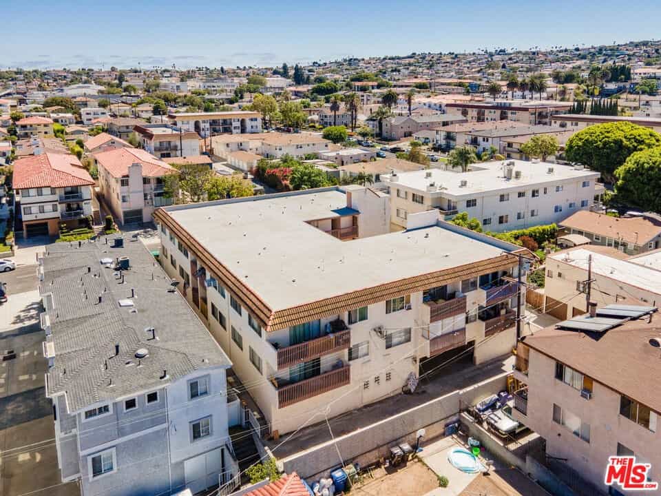 Condominium in Los Angeles, California 11008810