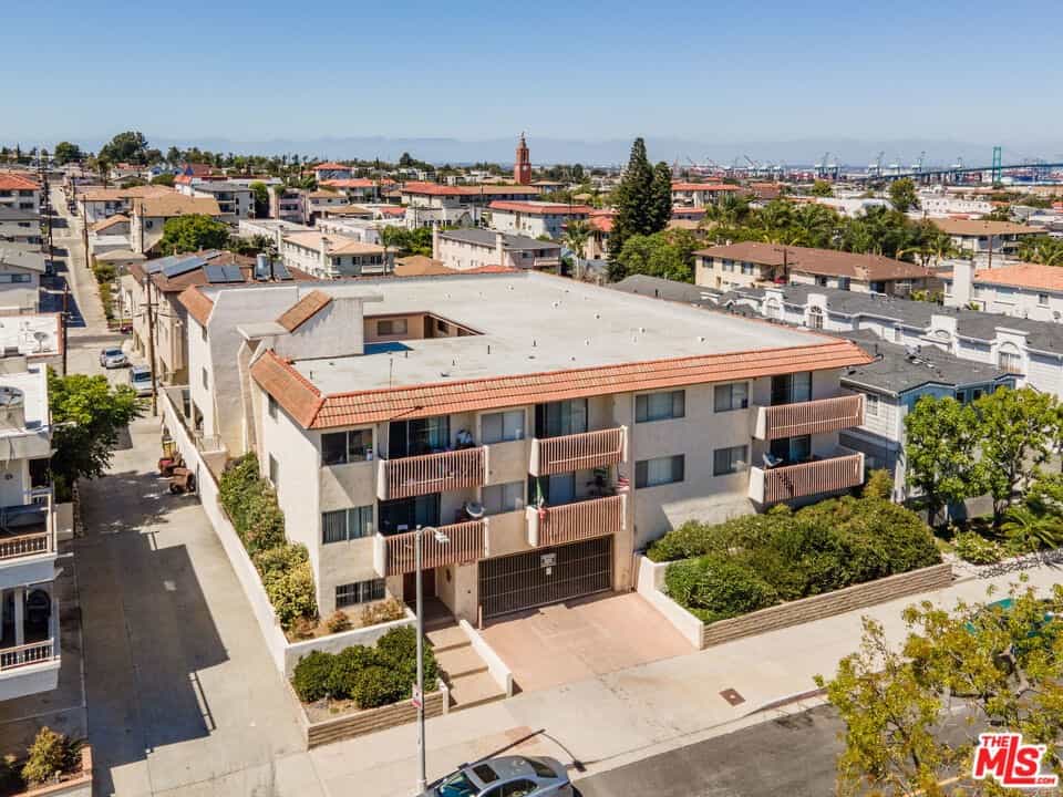 Condominium in Los Angeles, California 11008810
