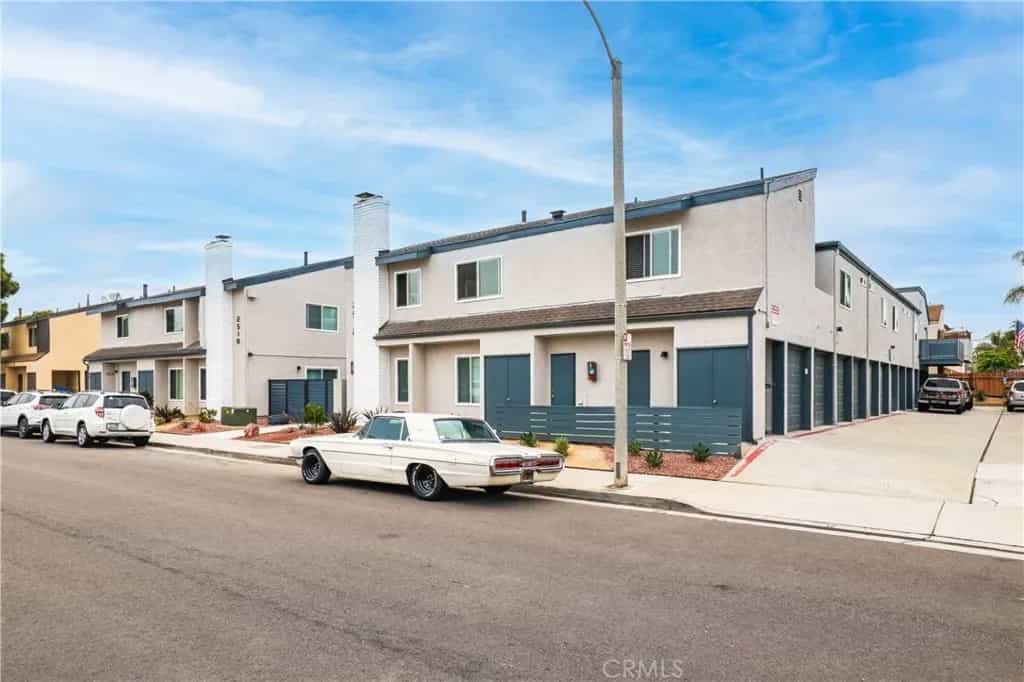 公寓 在 Huntington Beach, California 11008867