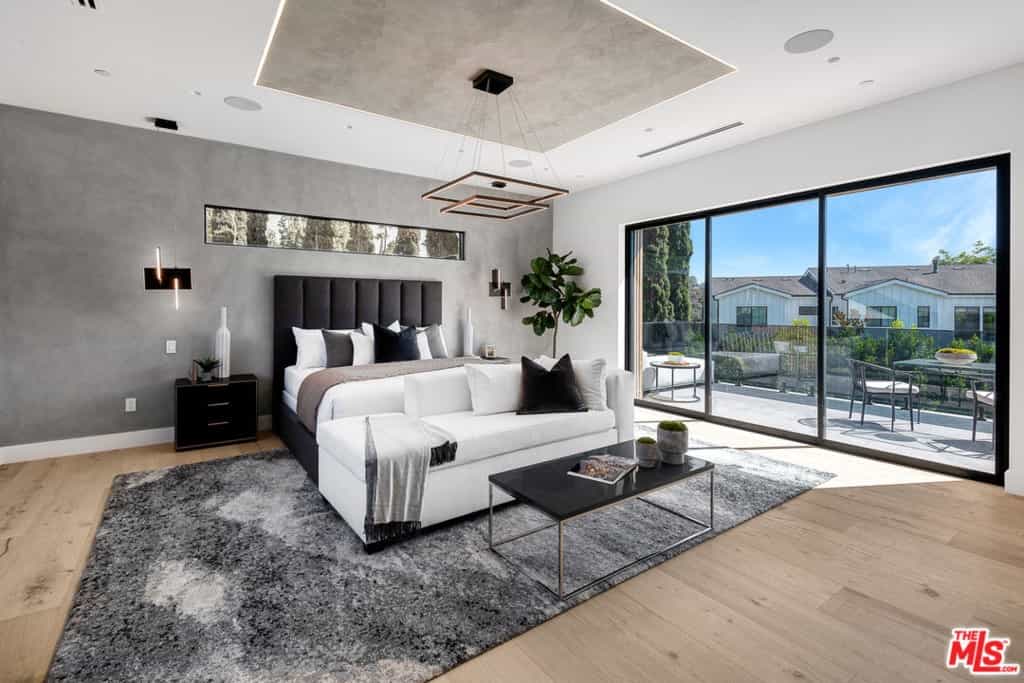 Condominium in Los Angeles, California 11008894