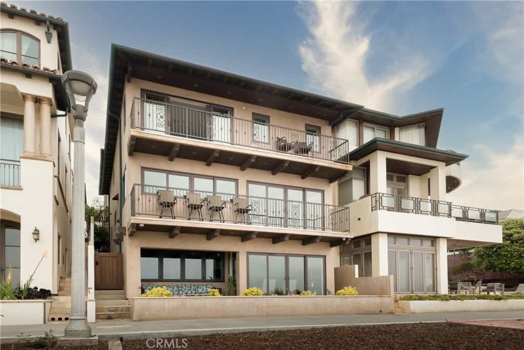 Condominium in Manhattan Beach, California 11008952