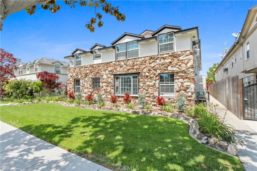 Condominium in California Heights, California 11009126