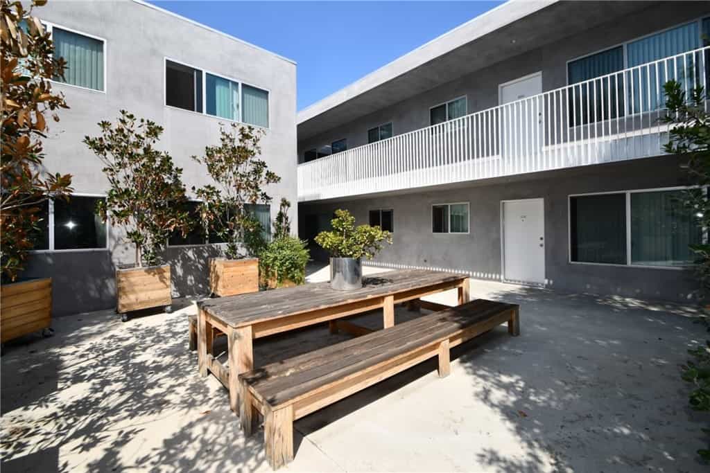 Condominium in West Hollywood, California 11009208