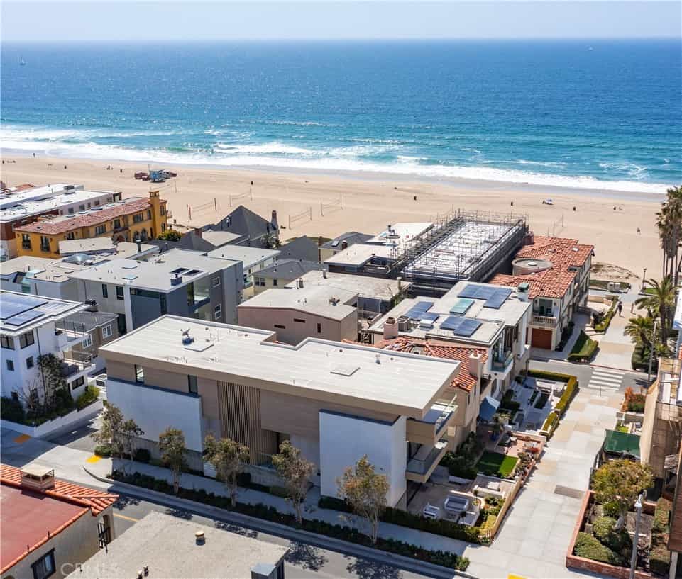 Condominium in Manhattan Beach, California 11009250