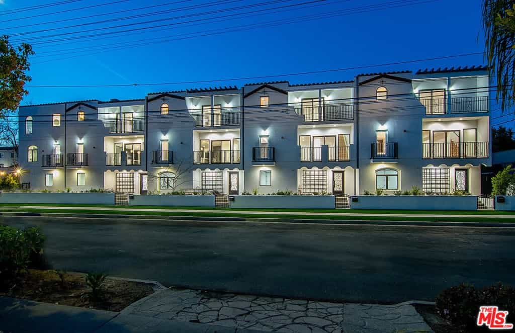 Condominium in Los Angeles, California 11009344