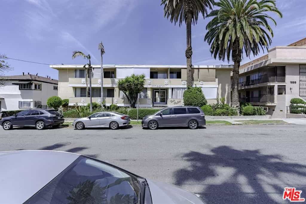 Condominium in Universal City, California 11009401
