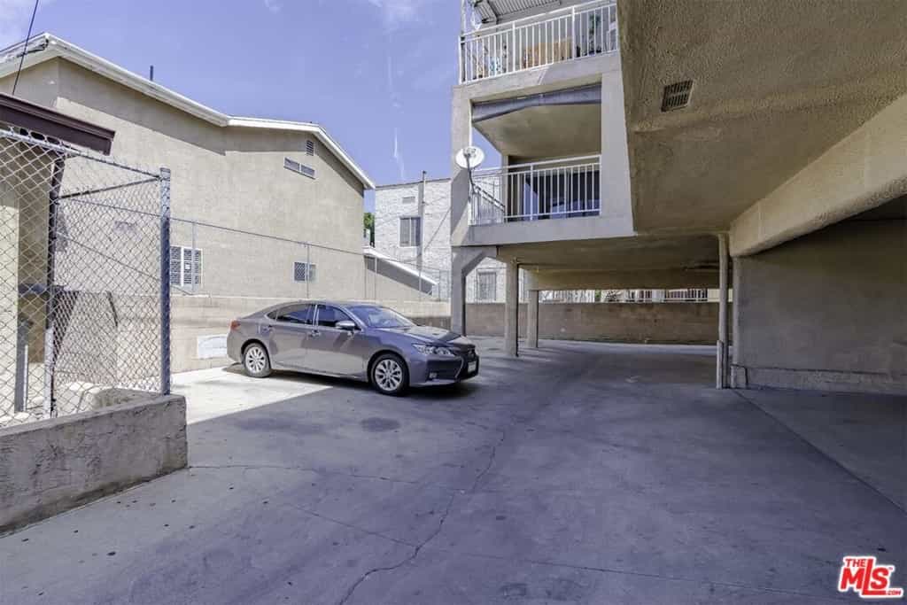 Condominium in Los Angeles, California 11009401