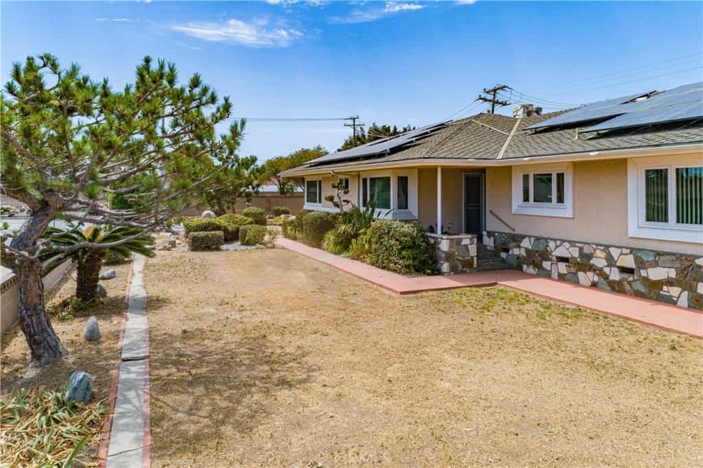 House in Huntington Beach, California 11009434