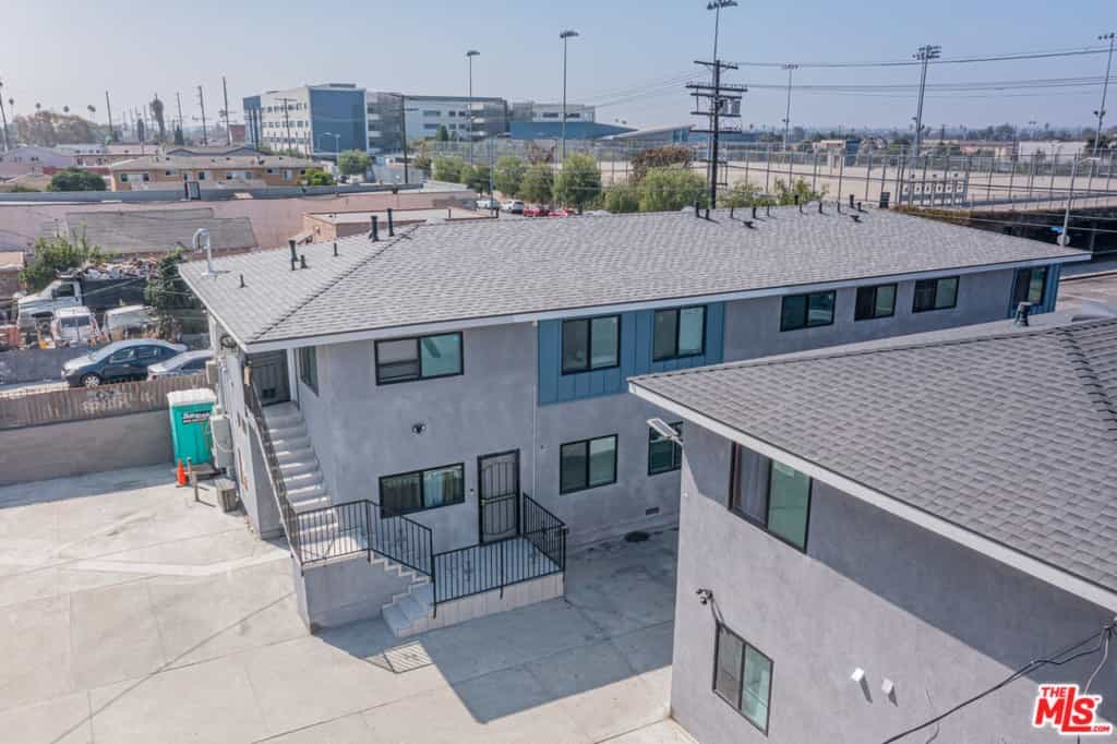 Condominium in Van Ness, California 11009438