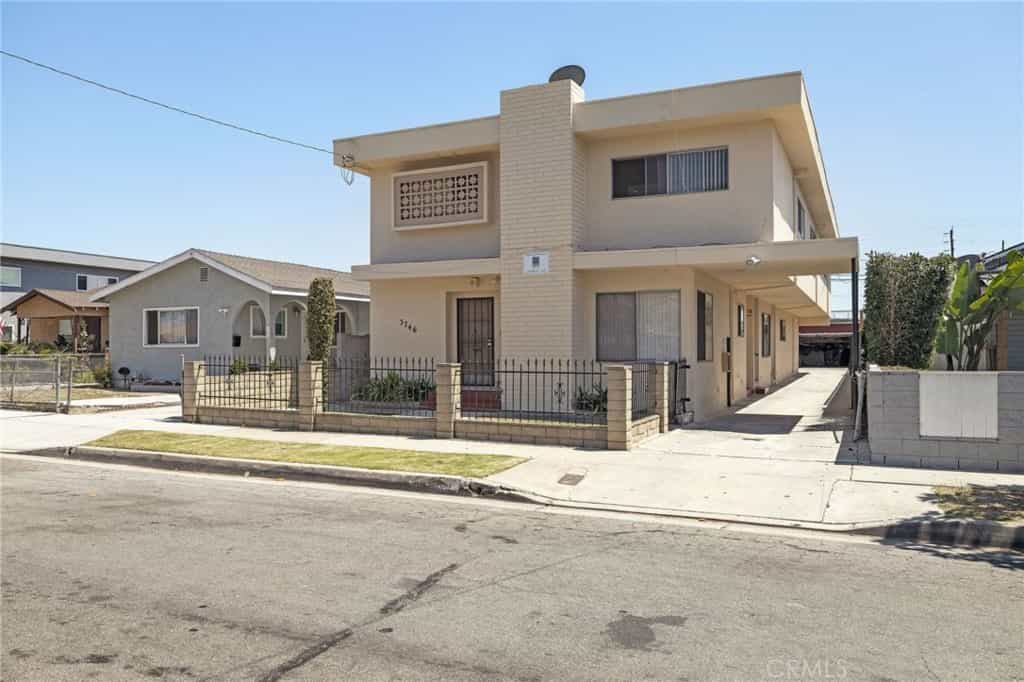 Condominium in Inglewood, California 11009449