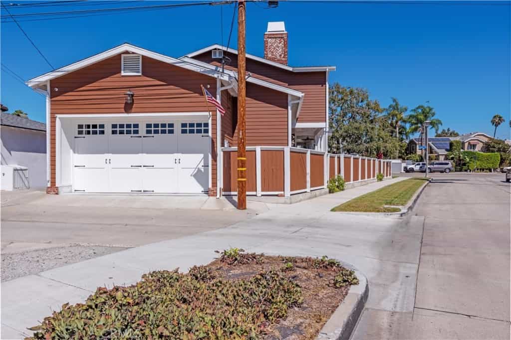 Condominium in Long Beach, California 11009475