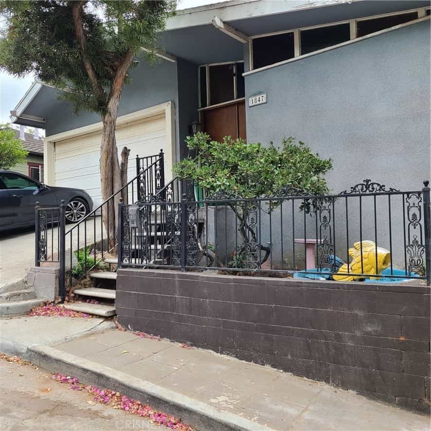 House in Dayton Avenue, California 11009544