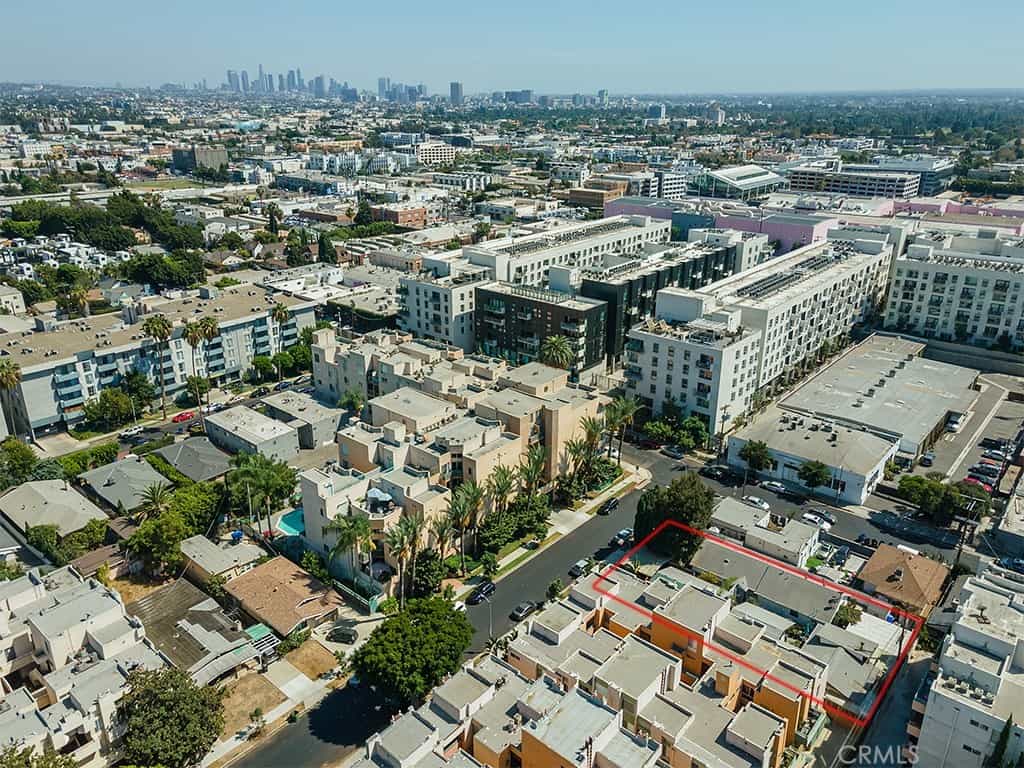 Condominium in Los Angeles, California 11009552