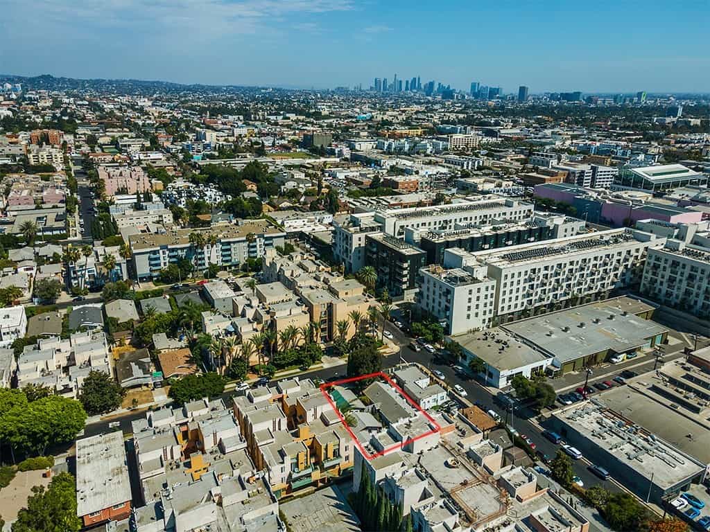 Condominium in Los Angeles, California 11009552