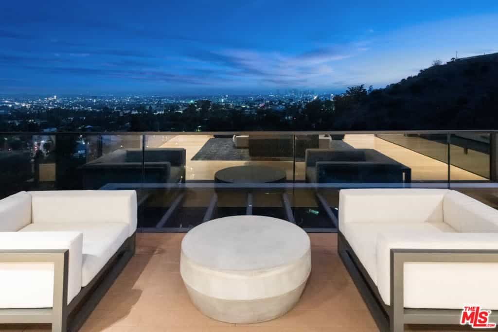 Condominium in Los Angeles, California 11009945