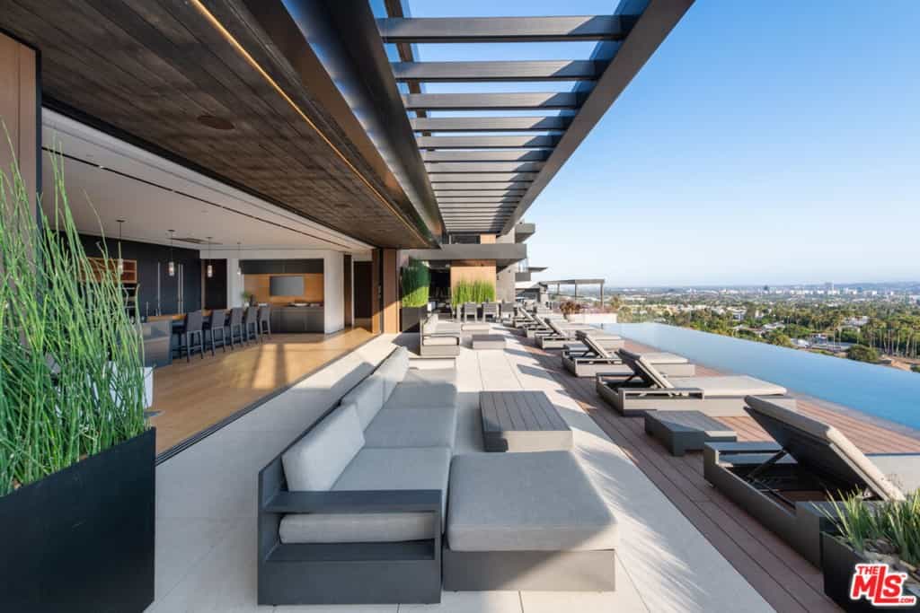 Condominium in Los Angeles, California 11009945