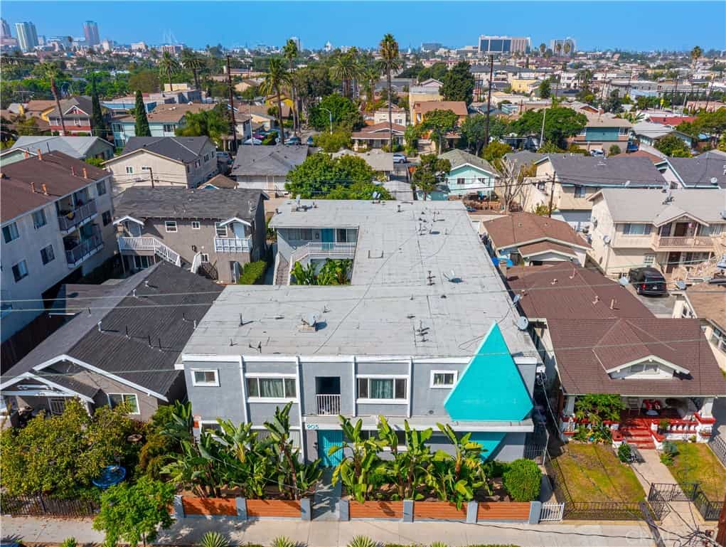 Condominium in Long Beach, California 11010147