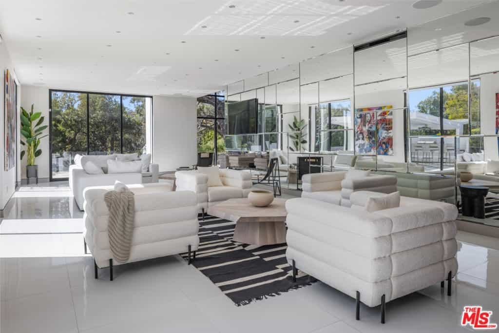 Condominium in Beverly Hills, California 11010202