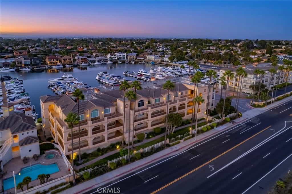 Condominium in Huntington Beach, California 11010318