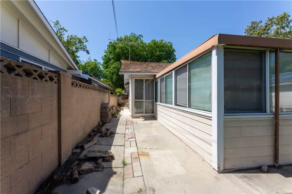 House in Los Alamitos, California 11010802