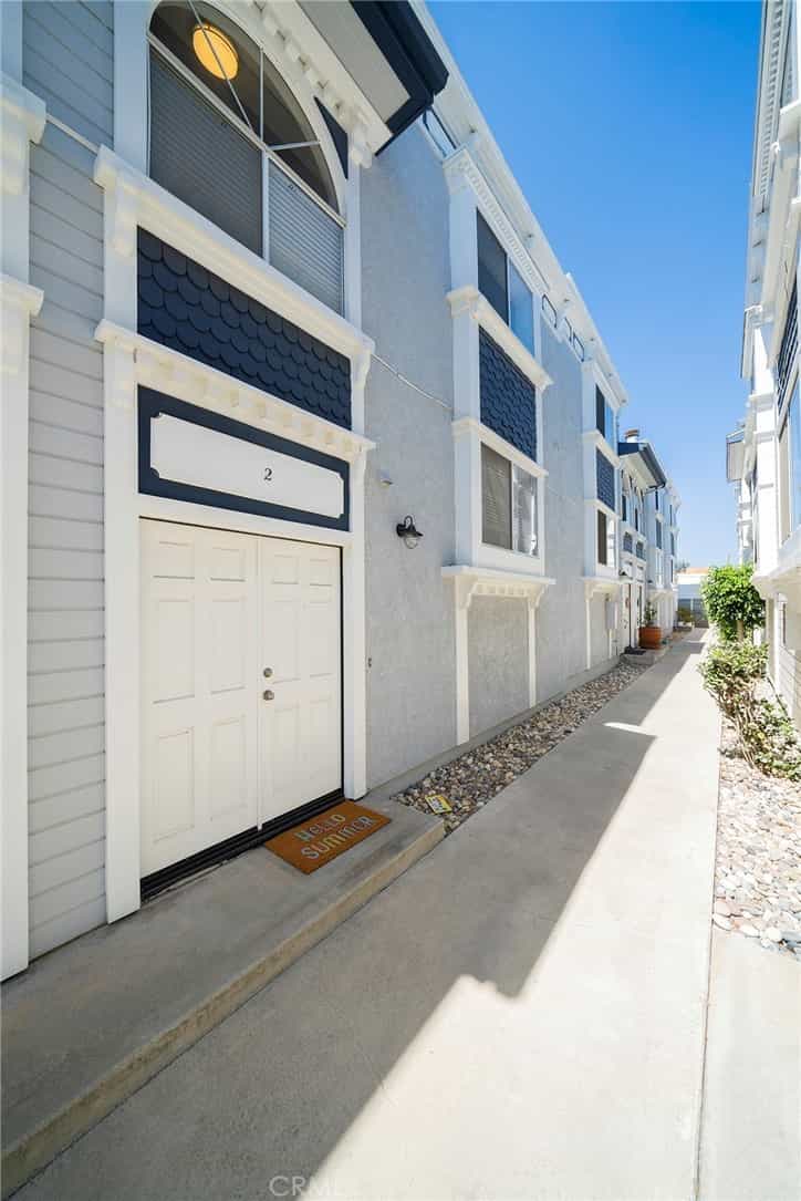 Condominium in Manhattan Beach, California 11010859