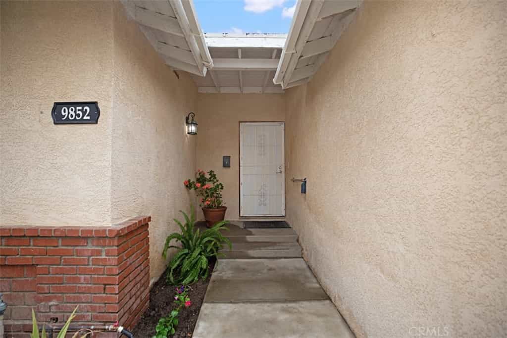 House in Los Alamitos, California 11010910