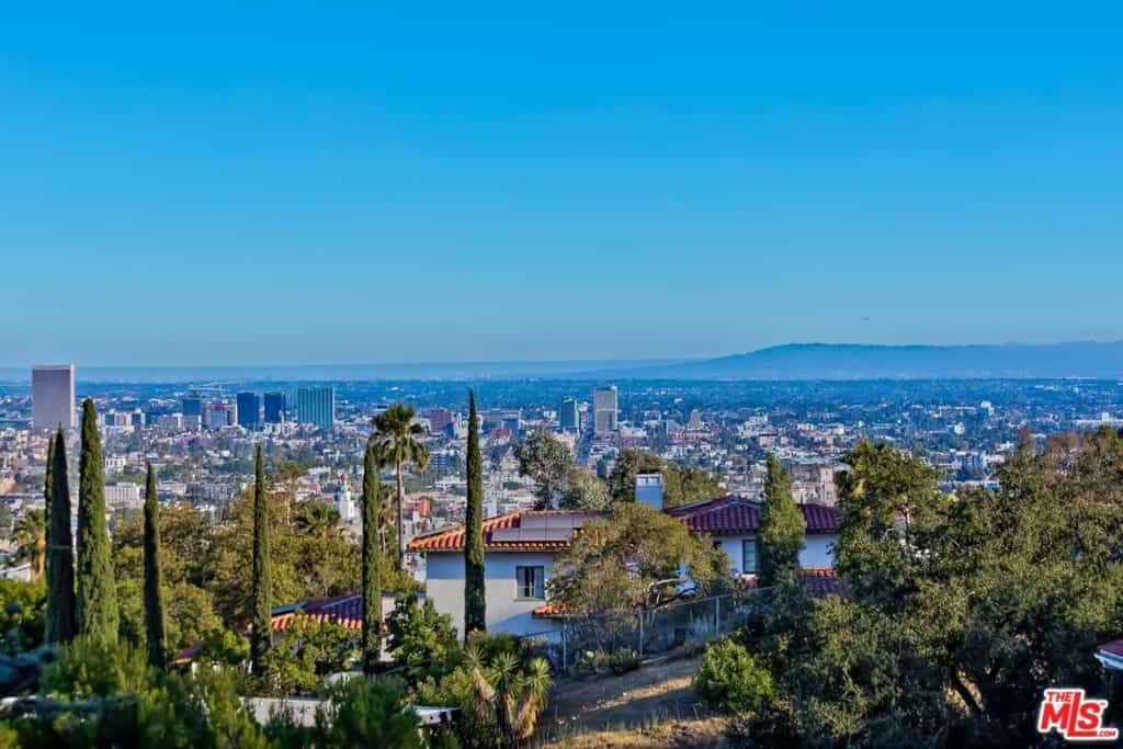 Condominium in Los Angeles, California 11010974