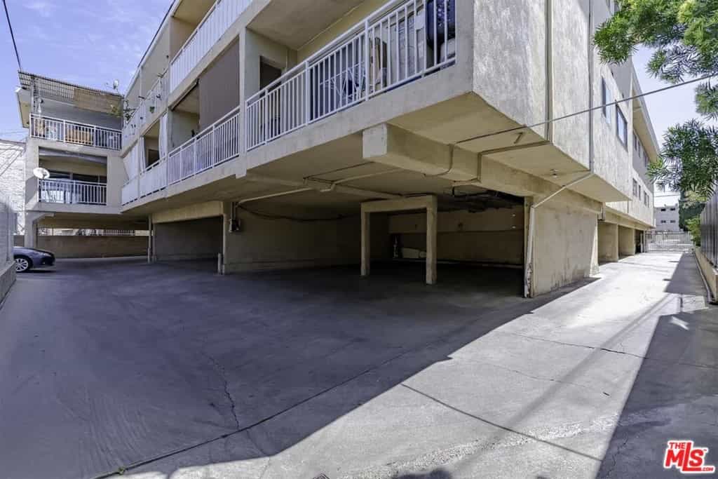 Condominium in Los Angeles, California 11010997