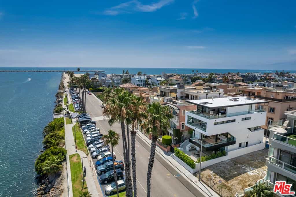 Condominium in Marina del Rey, California 11011065