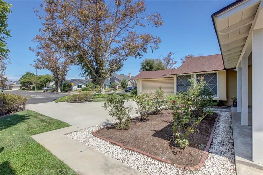 House in Los Alamitos, California 11011097