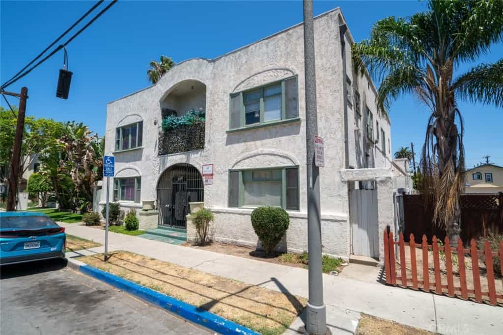 Condominium in Long Beach, California 11011130
